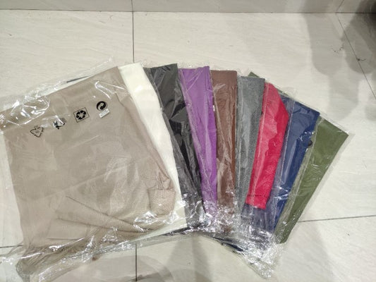 Sélection d'étoles légères en viscose présentées en éventail, révélant plusieurs coloris : beige, blanc, noir, violet, marron, gris, rouge framboise, bleu marine et vert olive.