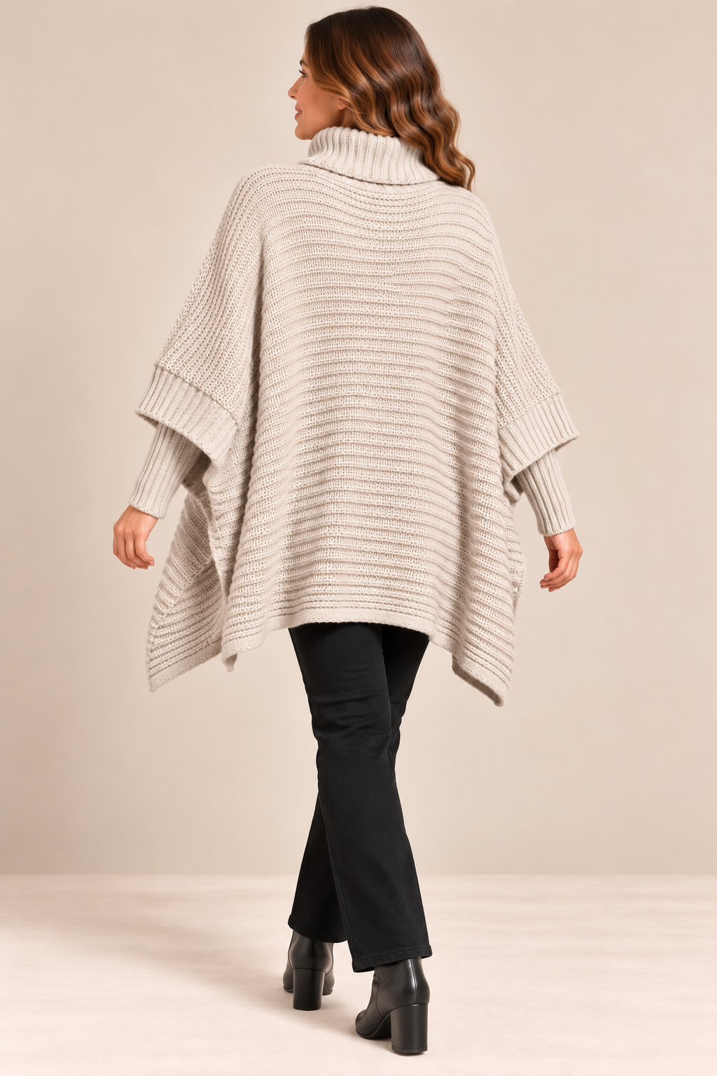 Pull poncho oversize à col roulé – Collection Automne/Hiver
