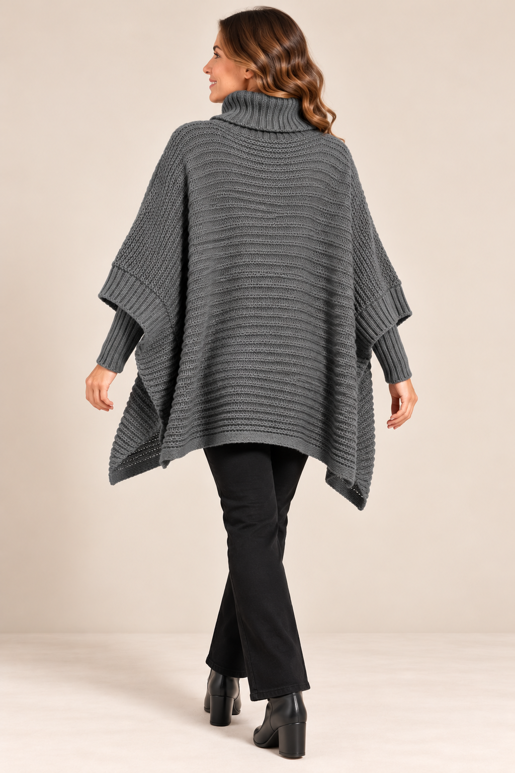 Pull poncho oversize à col roulé – Collection Automne/Hiver