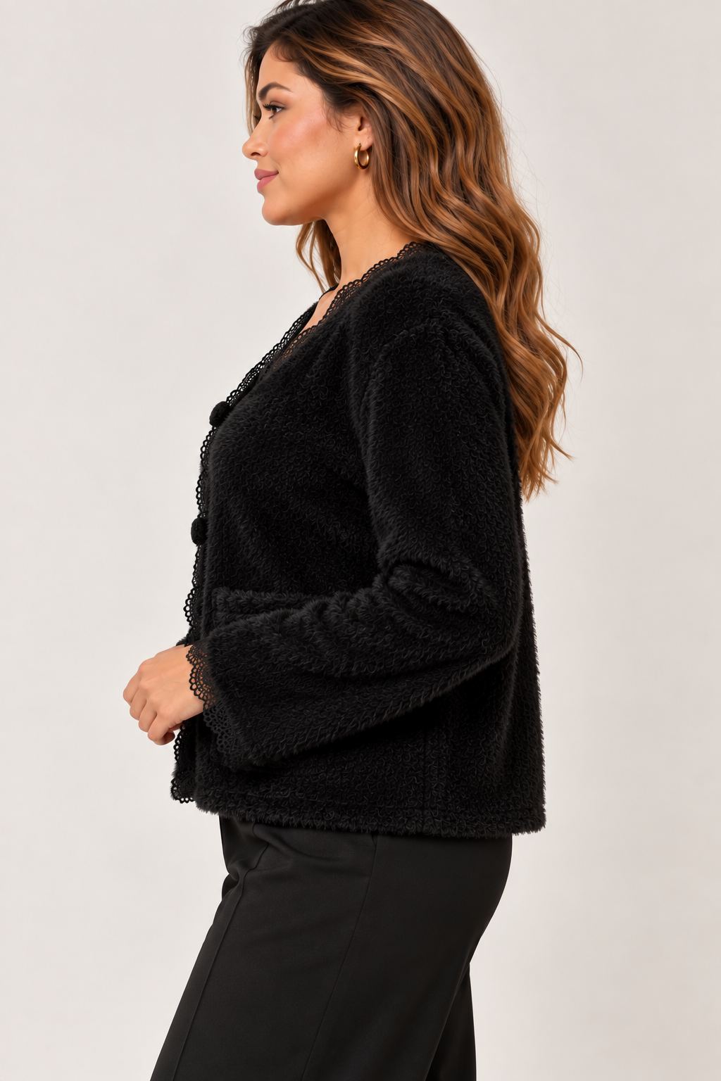 Gilet en maille douce avec détails en dentelle 2603 — visuel 8 — POMELO PARIS