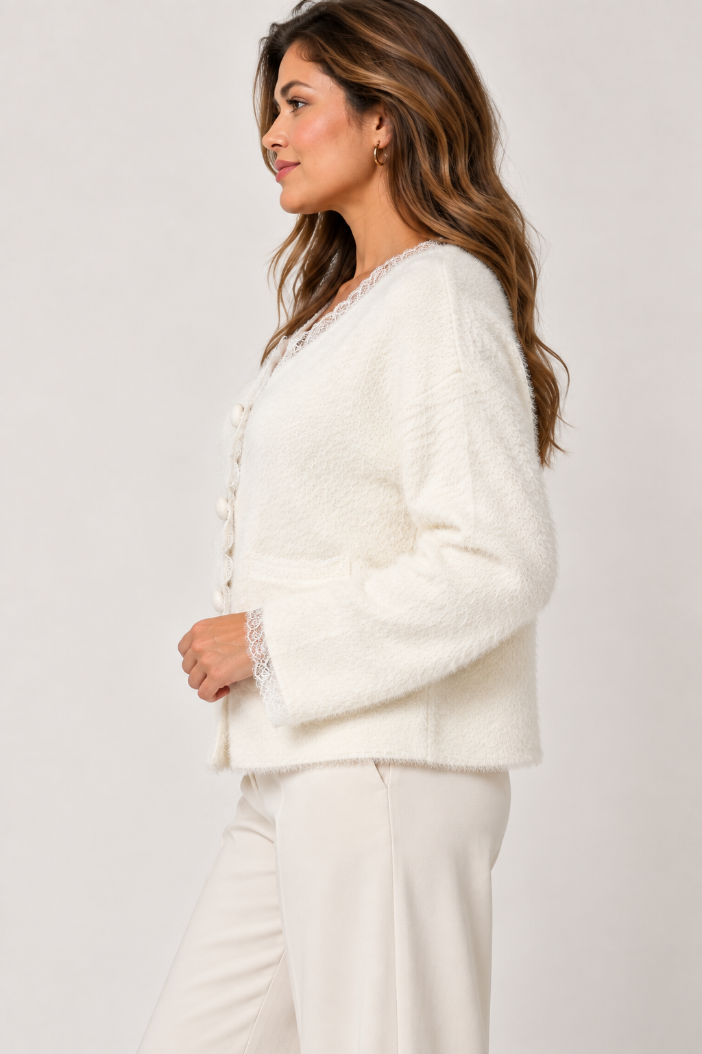 Gilet en maille douce avec détails en dentelle 2603 — visuel 4 — POMELO PARIS