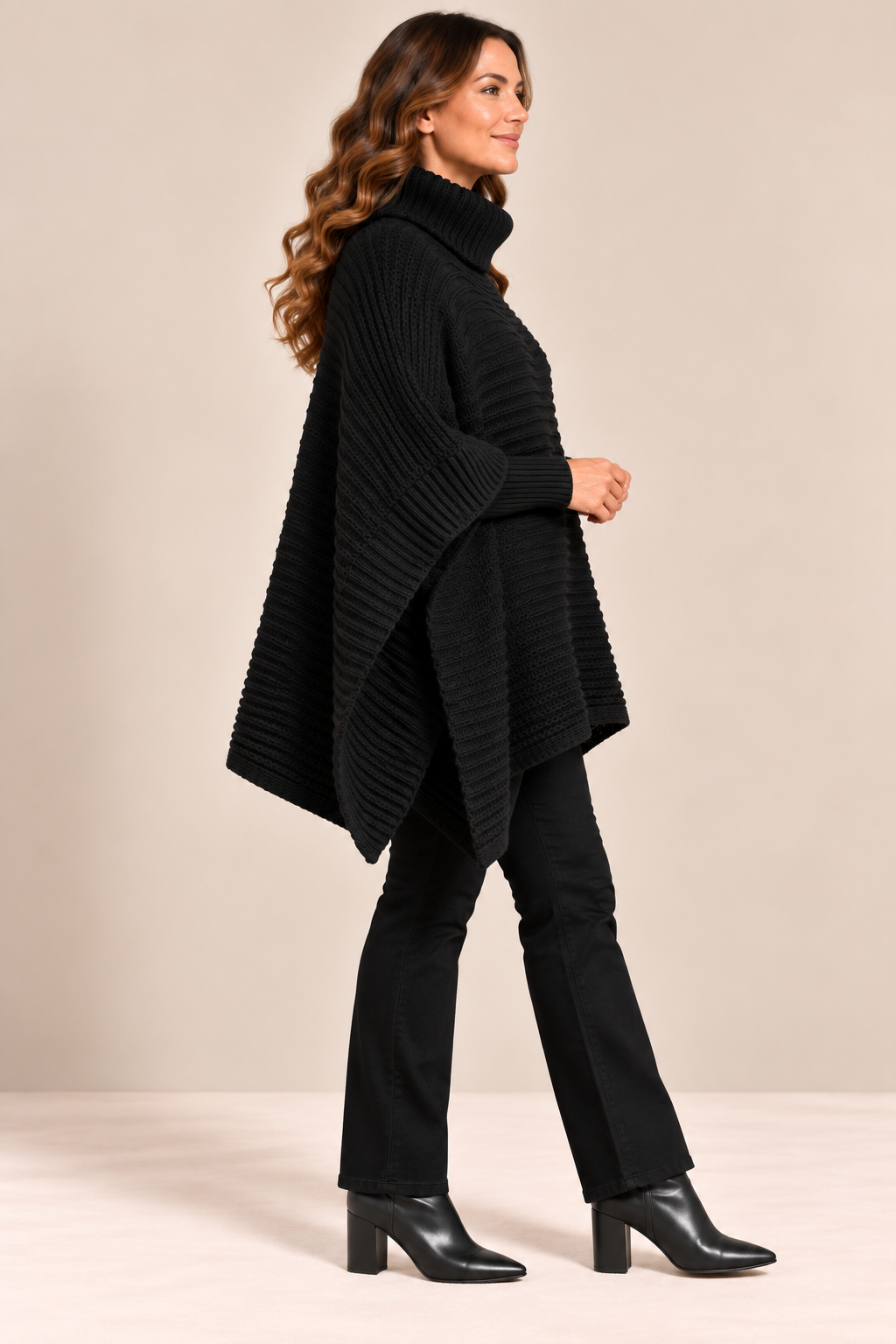 Pull poncho oversize à col roulé – Collection Automne/Hiver