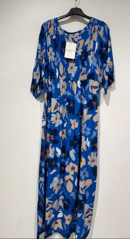 Robe longue bleue avec imprimé floral de la marque Pomelo Paris, dotée d'un buste smocké élastiqué