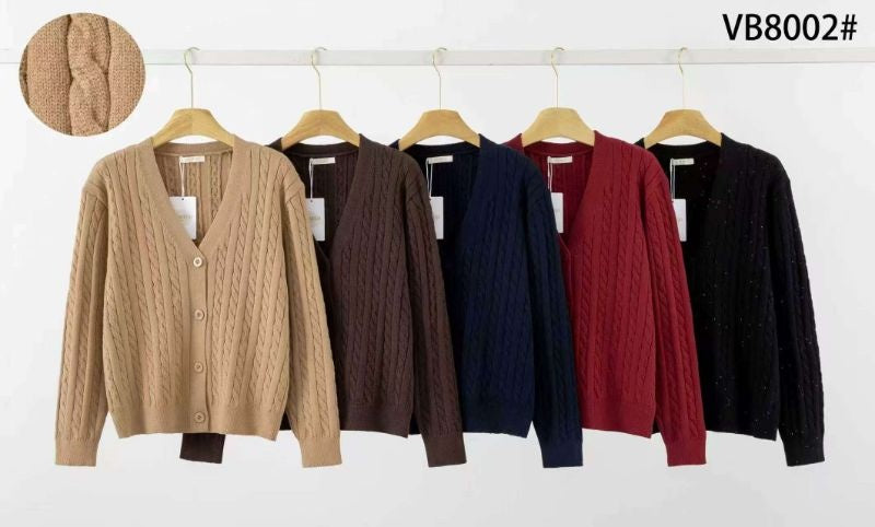 Alignement de cinq cardigans en maille tressée disponibles en beige, marron, bleu marine, bordeaux et noir sur cintres