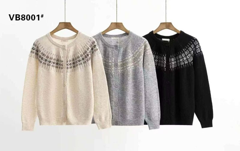 Gilet en maille à motifs nordiques disponible en trois coloris beige gris et noir sur des cintres