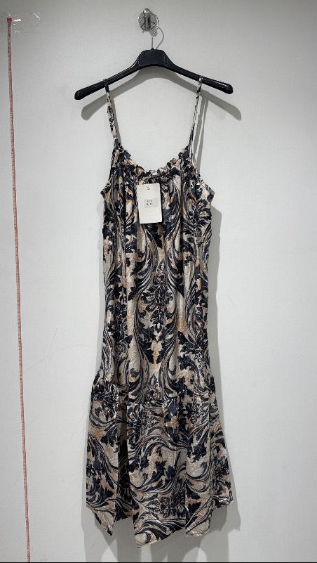 Robe midi à fines bretelles imprimé baroque bleu marine et beige suspendue sur un cintre