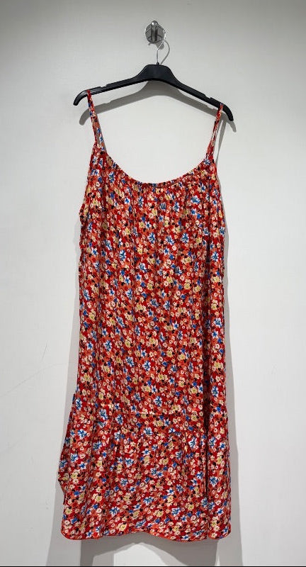 Robe fluide d'été à fines bretelles rouge avec un imprimé de petites fleurs multicolores