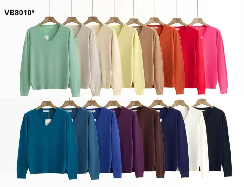 Présentation de 16 variantes de couleurs de pulls col en V disposées sur cintres