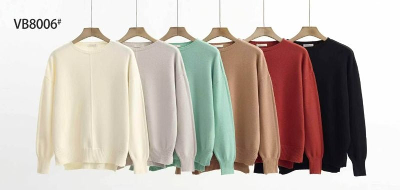 Collection de pulls en maille à col rond en six coloris différents suspendus sur cintres