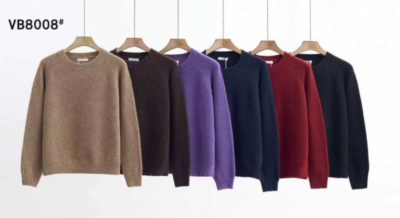 Collection de six pulls en maille de couleurs variées : beige, marron, violet, bleu marine, rouge et noir, suspendus sur des cintres en bois.