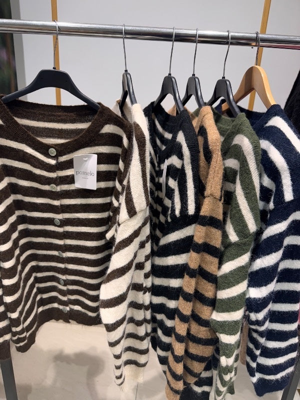 Gamme de coloris du gilet rayé Pomelo Paris sur cintre : chocolat, écru, noir, camel, vert sapin et bleu marine